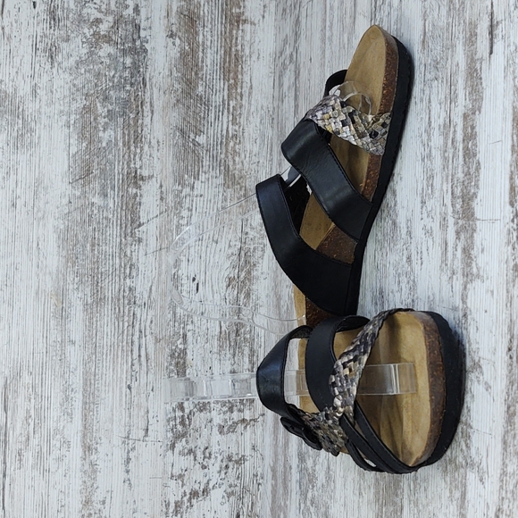 🟨Like New EuroWellness Leather & Metallic Slide Sandal - Picture 9 of 16